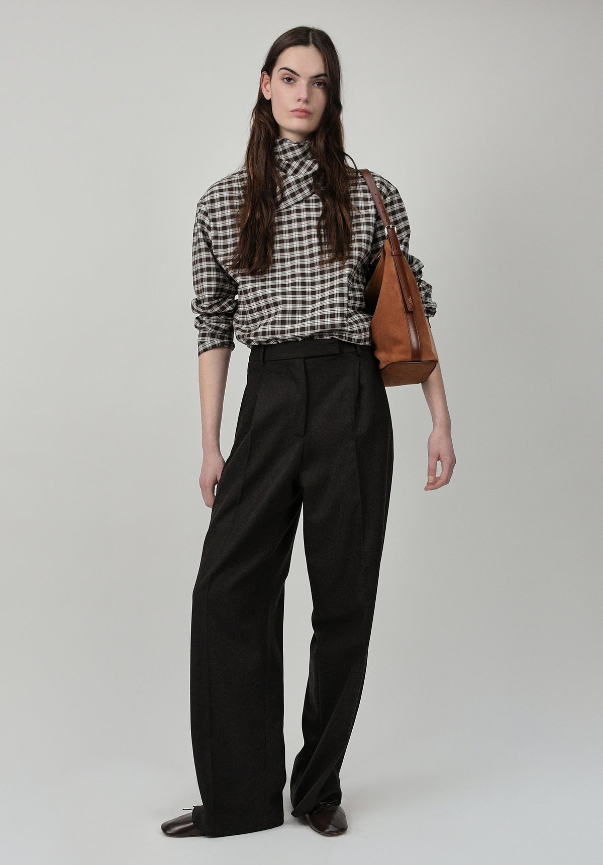 Loose-fit dark brown trousers with pleats